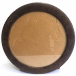 DESIGN - Moldura para espelho da década de 60 confeccionada em jacarandá maciço, formato circular. Med.: 54 cm (diâm.).