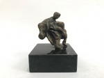 SALVADOR DALI - Excepcional escultura em bronze patinado, numerada 265, assinado Dali, apoiada sobre base em mármore preto. Med.: 6,5x6,5 cm (somente bronze). OBS ( Acompanha certificado )