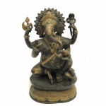 Excepcional escultura indiana confeccionada em bronze dourado e patinado com riqueza de detalhes e belíssima fundição representando a deus hindu "Ganesha". Med.: 29x17x11 cm.
