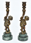Par de belíssimos castiçais em bronze italiano dourado representando "putinos com cornucópias" apoiados sobre bases circulares em mármore verde rajado. Med.: 22 cm.