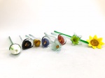 Lote constando oito belíssimas "flores" decorativas confeccionadas em vidro de Murano, multicoloridas, de diversas "espécies". Med.: de 38 cm a 50 cm.