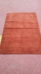 Tapete Nepal Loon feito a mão em lã e algodão. Med.: 100x150 cm.