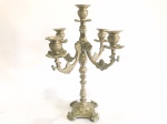 Belíssimo candelabro para cinco velas confeccionado em metal espessurado a prata. Med.: 42x32x32 cm.