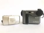 COLECIONISMO - Lote constando duas antigas câmeras fotográfica, sendo uma digital Sony modelo Digital Mavica e outra Olympus analógica Stylus. Obs.: no estado.