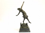 SEM ASSINATURA - Excepcional escultura europeia art deco confeccionada em bronze patinado e cinzelado representando "dançarina em pedestal com cães aos pés", base em mármore negro rajado. Peça de rala beleza, para colecionadores. Med.: 49x25x14 cm.