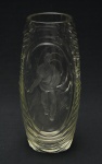 - R. Lalique - Belíssimo vase de Cristallerie Francesa, com os finos desenhos característicos executados em alto relevo. Assinado Med.: 30cm