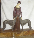 Demetre H. Chiparus (D'apres) - Extraordinária Escultura Francesa Art Deco, em bronze e marfim, representando Les Amies de Toujours. Base em mármore ônix na tonalidade do âmbar. Medindo 65 x 50 cm. Assinada.