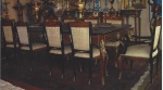 ANDRÉ BOULLE - Sala de jantar francesa Andréa Boulle - Composta de: 10 cadeiras, sendo 2 poltronas; e mesa com quatro esculturas nos extremos e outras duas nas laterais. Guarnições e aplicações em bronze na mesa e nas 10 cadeiras sendo 2 poltronas; com a clássica marqueterie da manufatura Francesa Boulle. Medindo: 2,73x1,35x0,86 cm.