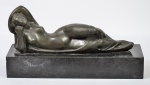 CESCHIATTI, ALFREDO - "Guanabara", escultura em bronze patinado apoiada sobre base em mármore negro. Assinada. Med.: 17x46 cm.