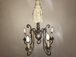 Lindo lustre holandês para cinco lâmpadas confeccionado em metal patinado a ouro velho, com braços recurvos e corpo torneado. Acompanha alongador em fios de algodão. Med.: 50x50 cm 120 cm (alongador).