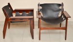 SERGIO RODRIGUES - "Kilim", par de cadeiras de braço em jacarandá maciço com assento e encosto em couro na cor negra. Med.: 65x65x70 cm.