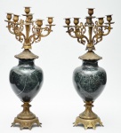 Par de belíssimos candelabros em mármore italiano para seis velas, com bases e castiçais em bronze dourado e cinzelado e corpo em mármore verde alpi rajado. Med.: 67 cm.