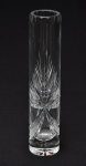Delicado floreiro solifleur cilíndrico em cristal europeu translúcido lapidado a mão no pedrão estrela, borda dentada. Med.: 20 cm.