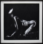 MARCOS ROGER - "Figura Feminina" - Fotografia, apresenta assinatura no canto inferior direito. Med:. 97x97 cm