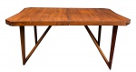 GIUSEPPE SCAPINELLI - Belíssima mesa de jantar da década de 60 confeccionada em madeira nobre com tampo elástico "recortado". Obs: Apresenta algumas lascas no tampo. Med.: 76x158x94 cm (fechada) e 76x208x94 cm.