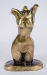 Escultura em cerâmica patinada à bronze representando "torso feminino". Med.: 27 cm. Obs.: apresenta desgastes.