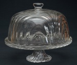 Grande boleira confeccionada em vidro translúcido decorado com caneluras e frisos. Med.: 30x25 cm.