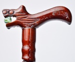 BENGALA - Diferente bengala oriental de coleção confeccionada em madeira torneada e patinada. Med.: 92 cm.
