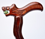 BENGALA - Diferente bengala oriental de coleção confeccionada em madeira torneada e patinada. Med.: 92 cm.