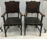 Par de cadeiras de braço confeccionadas em madeira nobre com acento em couro pirogravado e tacheado no estilo eclético circa 1930. Med.: 1,02 x 59 x 55 cm.