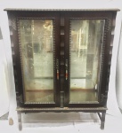 Cristaleira eclética dos anos 30, confeccionada em madeira nobre com interior espelhado. Med.:1,36 x 42 x 1,03 cm. Obs.: Faltam as prateleiras.
