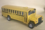 Miniatura, réplica de carro - representando ônibus escolar. Mede aprox. 11cm.