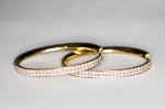Brinco argola oval de ouro rosê 18 k. Com 124 diamantes. Peso de 5,5 gr. Comprimento de 3,1 cm.