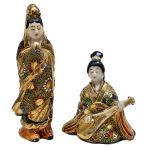 Duas esculturas em faiança Satsuma japonesa, sendo uma dama da corte e dama com instrumento, com rica pintura esmaltada e dourada. Alturas: 15,0 cm e 9,0 cm