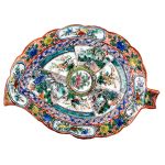 Covilhete em porcelana chinesa da companhia das índias, com rica decoração em esmaltes da familia verde em formato de folha, século XIX. Meds: 19,0 cm x 14,0 cm