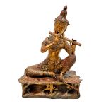 Escultura em bronze tibetano representando KRISHNA tocando instrumento. Altura: 22 cm