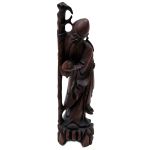 Escultura chinesa em madeira representando Sábio com cajado. Altura: 26,2 cm