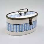 Caixa marmiteira Art Decó em faiança com borda, alça e feixo em metal. Meds: 21,5 cm x 15,0 cm x 10,3 cm