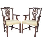 Conjunto de 6 cadeiras de braço em madeira nobre no estilo inglês vitoriano com assento em couro. Este conjunto faz parte de um conjunto de 12 cadeiras que foram divididas em 2 lotes. Medidas: 94 x 61 x 43 cm.