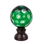 Pinha em cristal Baccarat, corpo globular com overlay verde e lapidação de esferas, século XIX. Altura: 12 cm.