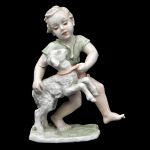 Grupo escultórico em porcelana alemã Rosenthal representando menino com carneiro. Altura: 15,5 cm