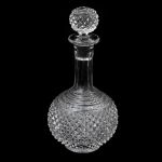 Perfumeiro em cristal francês em formato de licoreira com bojo e tampa em `bico de jaca` em relevo. Altura 14,0 cm