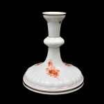 Castiçal em porcelana de Meissen corpo em gomado torcido com pintura de buquês na cor rouge de fer. Meds: 16,0 cm x 14,5 cm