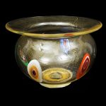 Cachepot em vidro artístico de Murano com rica inclusão de flocos de ouro e inclusão de grandes murrinas, corpo globular com borda em forma de disco. Meds: 13,5 cm (alt) x 20,0 cm