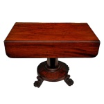 Mesa de abas ou `sofa table` inglesa em madeira nobre com base circular e pés em garra com rodinhas, século XIX. Medidas: 73 x 98 x 59 cm(fechada) ou 96 cm(aberta)