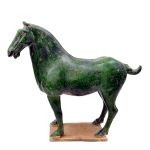 Cavalo em cerâmica chinesa ao gosto da Dinastia Tang com esmalte na cor verde, século XIX. Medidas: 39,0 cm x 41,0 cm x 14,0 cm