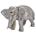 LUIZ FERREIRA - Escultura de elefante em prata repuxada e cinzelada com dentes em marfim, cabeça móvel e orelhas articuladas. Medidas: 26 cm de comprimento x 16,5 cm de altura x 14 cm de largura.