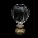Pinha em sólido cristal Baccarat, corpo globular facetado em largas faixas, século XIX. Altura: 16,0 cm