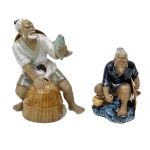 2 esculturas em porcelana chinesa esmaltada representando pescadores. Altura: 17,0 cm