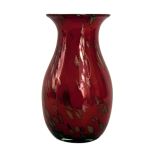 Vaso em vidro artístico de Murano na cor vermelha com inclusão de cobre. Altura: 27,0 cm