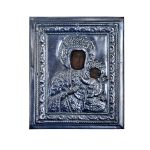 Pequeno ícone em prata cinzelada, contrastada, teor 925mls representando Nossa Senhora com Menino. Meds: 11,0 cm x 9,3 cm