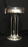 centro de mesa em metal espessurado a prata com cristal de rocha no centro em forma de torre , med. 33 cm de Alt. X 24 cm de Diâmetro .