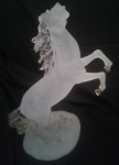 Escultura de cavalo  em acrílico , med. 46 cm de Alt.