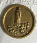 Maravilhosa moeda com a imagem de Nossa Senhora de Fátima e sua aparição med. 24 cm de Diâmetro  .