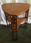 Bela mesa Art. Nouveau de 2  faces em madeira nobre com prateleira no meio perfeita , med. 80 cm  Tampo 63 X 63 .