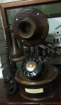 Replica do telefone usado por D. Pedro II ,  med. 37 cm  de Alt. X 22 cm de Larg.